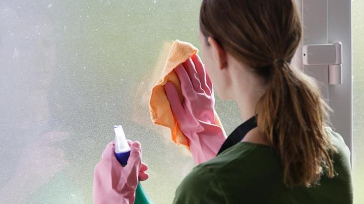 Kağıt havlular temizliğe engel oluyor! Bütün kimyasalları karıştırmak çözüm değil