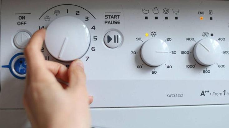 İki düğmeye aynı anda basın! Çamaşır makinesinde ne kir ne de küf kalıyor