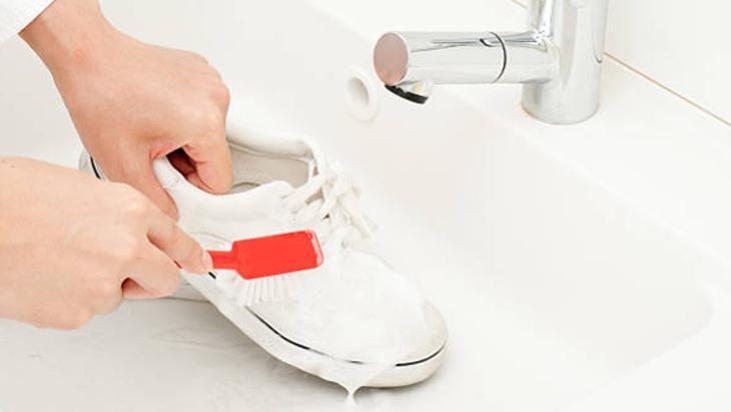 Beyaz ayakkabıları temizlemek çok kolay! 5 yöntemle kirden kurtarın