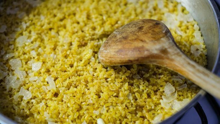 Tane tane bulgur pilavı yapmak çok basit! Sıcak su üzerini azıcık geçince yetiyor