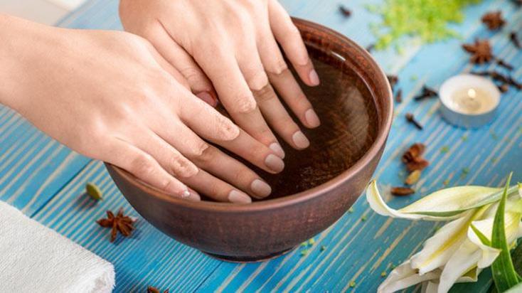 Tırnakların üzerinde hiç iz bırakmayan tüyo! 10 dakikada silgi gibi siliyor