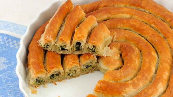 Püf noktası soda değil! Çıtır ıspanaklı börek için gereken tek malzeme, sosa ekleyin