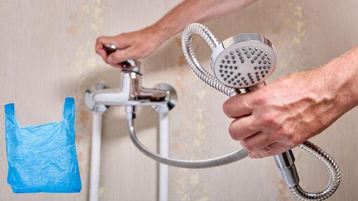 Tıkanan duş başlığı şelale gibi akacak! Torbayla tesisatçı taktiği, suyu da temizliyor