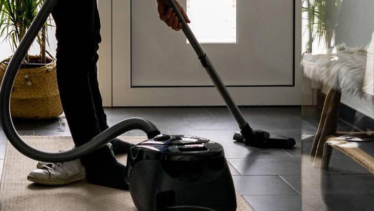Ev işi yapıp fit kalmak mümkün! Süpürgeyle bol bol kalori yakın, daha iyisi yok