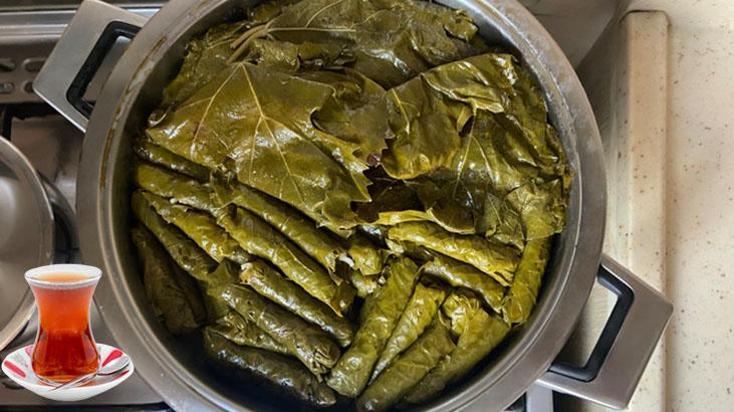 Çay bardağıyla pişen yaprak sarmanın tadı olay! Tencerenin ortasına koyun