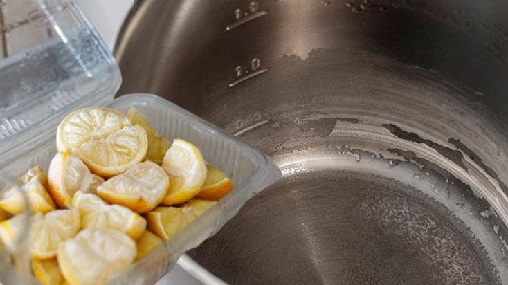 Yaz içeceği değil, temizlik sihri! Buzlu limonla musluklar parlıyor, kirece son
