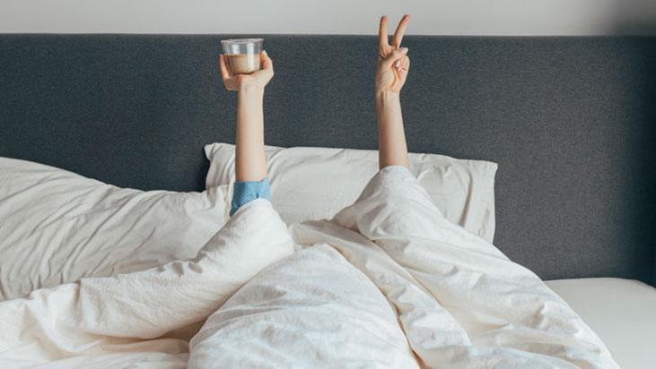 Peş peşe alarm dengeyi bozar! Sabah uyanmakta zorluk çekenler için ipuçları