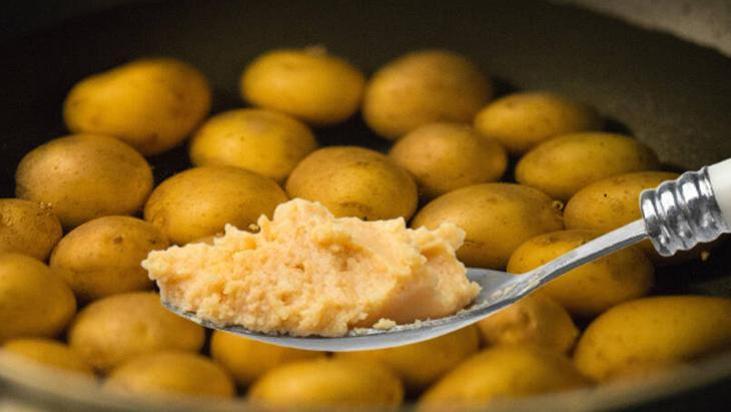 Patatesin başında bekleme derdi yok! 1 kaşık tereyağı koyun, sonucu görün