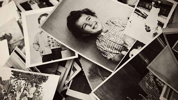 Birbirine yapışmış fotoğrafları bir çırpıda ayırın! Kağıt fark etmiyor, hasar bırakmıyor