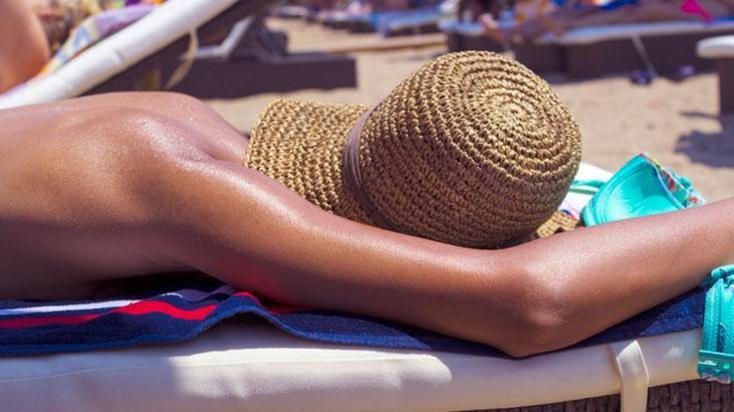 Bronzlaşırken sağlığınızdan olmayın! Dermatologlar uyarıyor, hasarı kalıcı