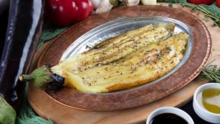 Ocağı batırmadan köz patlıcan keyfi! Mangalı aratmıyor, işareti kabuğundaymış