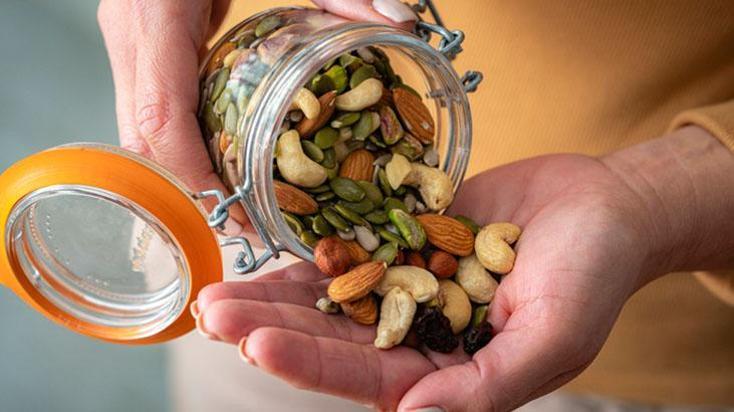 Proteinde yumurtayı bile solluyor! Gün boyu tok tutacak kuru yemiş, lif bombası