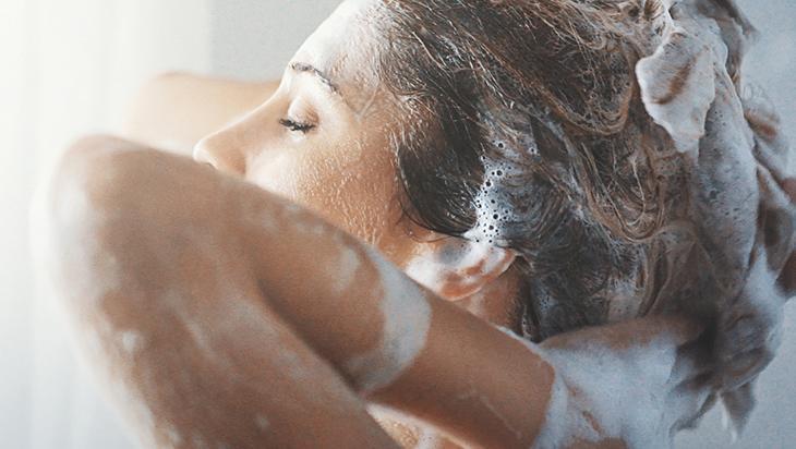 Saç yıkarken bu hatalara dikkat! İkinci yıkamada 30 saniye bekleyin