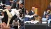 Tayvan Parlamentosu'nda yumruklar havada uçuştu! Milletvekili oyları alıp kaçtı