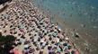 Burası ne Antalya ne de Akdeniz! Binlerce kişi denize girdi