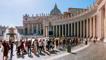 Alman turist, Roma'da tarihi eseri skuterle taşırken yakalandı
