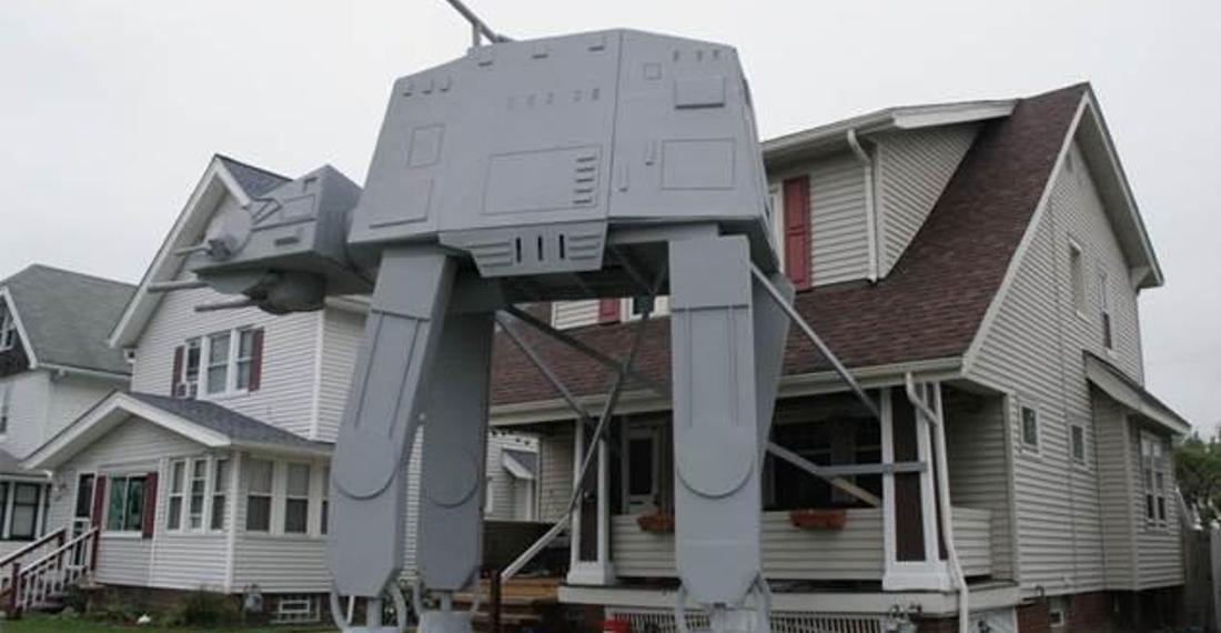 Star Wars hayranı evinin önüne AT-AT walker yaptırdı