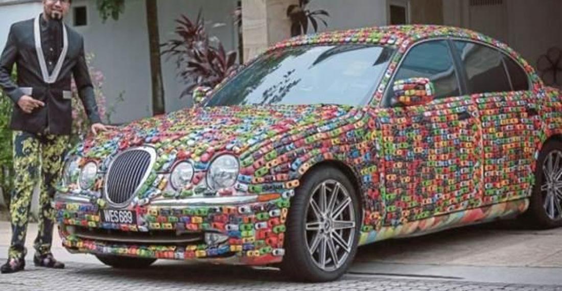 Otomobilinin üstünü oyuncak arabalarla kapladı