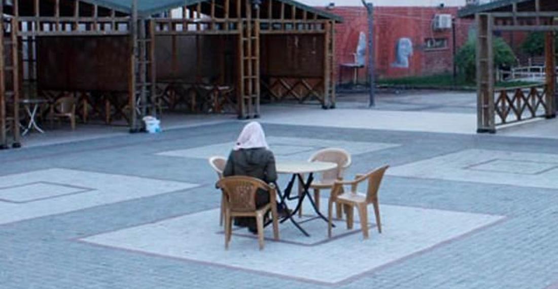 Kitap okuma etkinliğine katılmayanları tek başına protesto etti