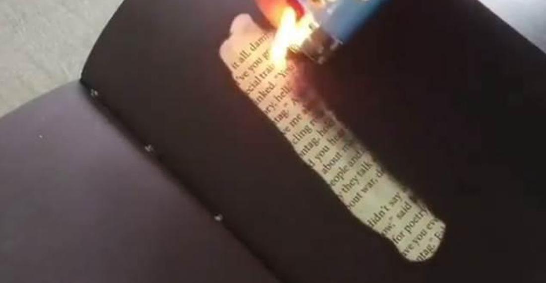 Fahrenheit 451'i okumak için önce yakmanız gerekiyor