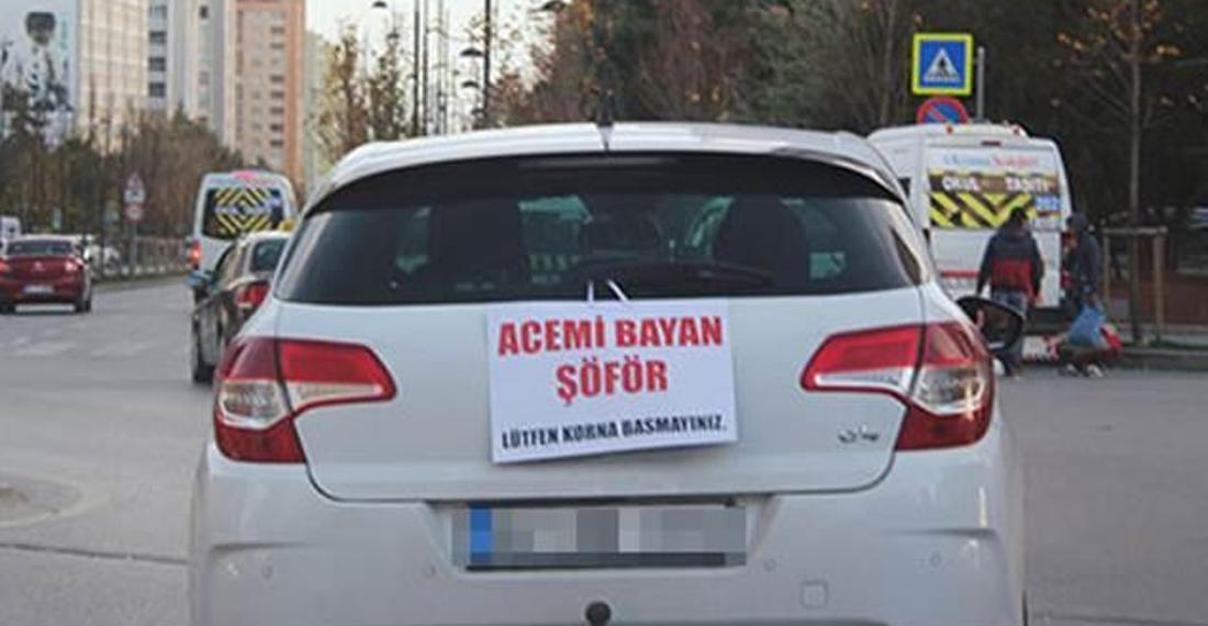Acemi bayan şoför yazılı pankart aslında kadınları aşağılıyor