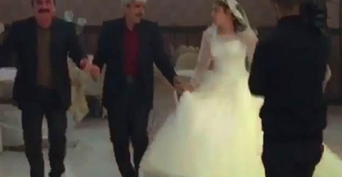 19 yaşındaki kız ve 68 yaşındaki adam evlenmeden düğün yaptı