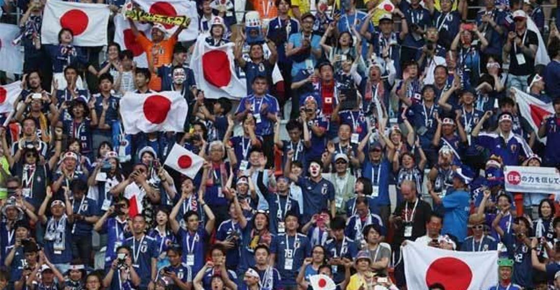 Maç sonunda çöplerini toplayan Japonlar için bu bir kültür meselesi