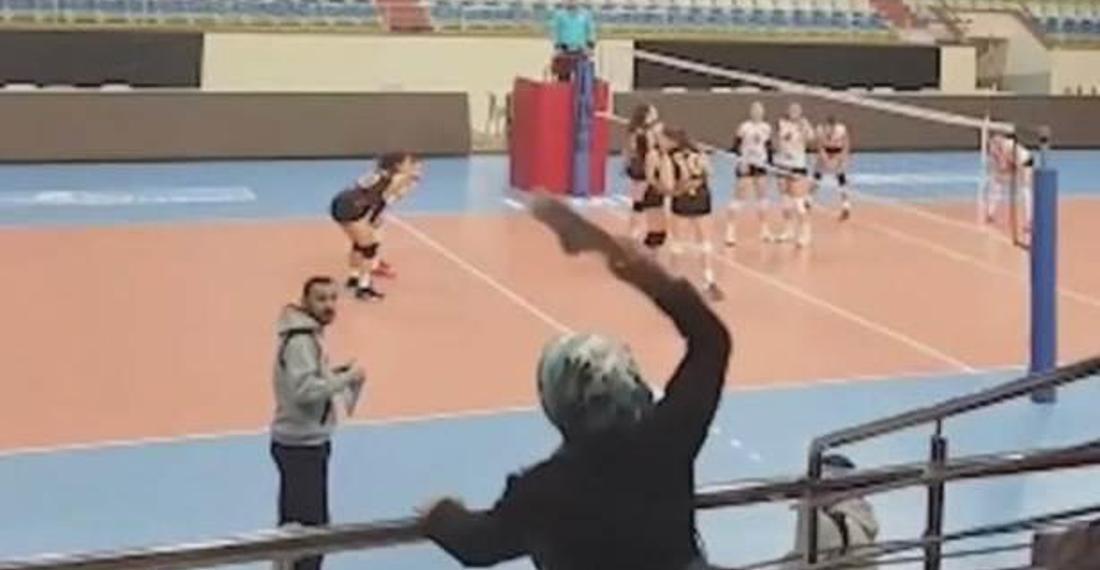Voleybolda yeni savunma anlayışı: Güdümlü terlik fırlatan libero anne