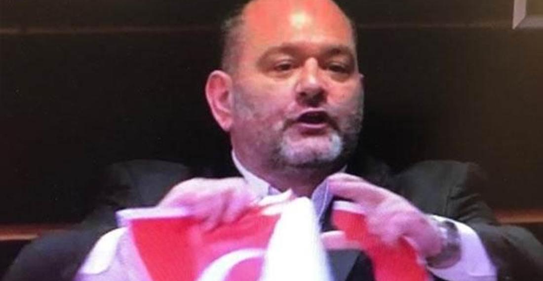 Yunan vekil Türk bayrağını yırttı! Savaş başka düşmanlık başka