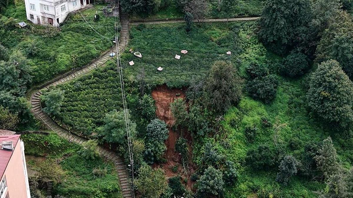 Rize’de selin ardından hayat normale dönüyor! Çamurun içinde çay hasadı
