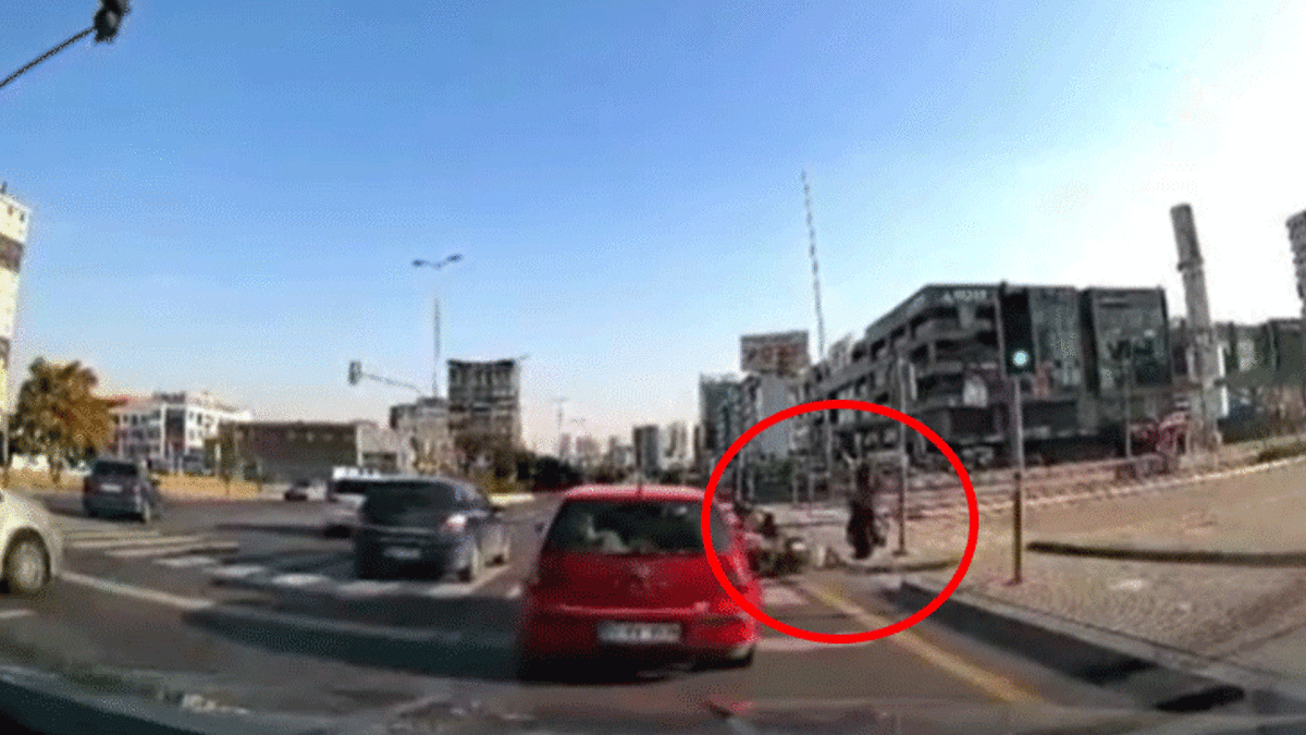 Ankara’da motosikletli kurye yayaya çarptı! Kaza anı kamerada
