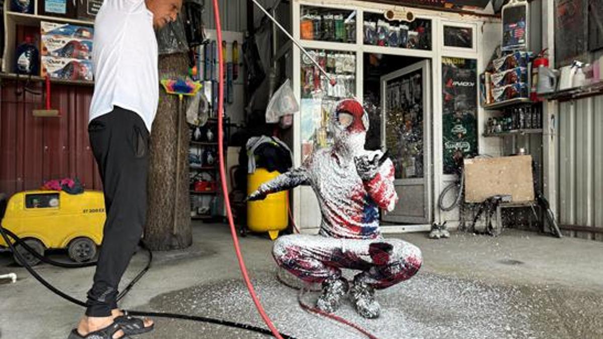 Örümcek Adam Türkiye turunda! Oto yıkamacıda hortumla yıkandı