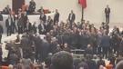 Akın Gürlek'in yemin etmesini engellemek isteyen CHP'li vekiller kürsüyü işgal etti