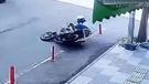 Motosikletten düşen sürücü metrelerce sürüklendi! Kaza anı...