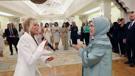 Süperstar şarkılarını First Lady'ler için söyledi