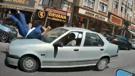 Karşıya geçmek isteyen kadına otomobil çarptı!