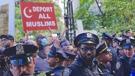 New York'ta İslam karşıtı protestocularla karşıt göstericiler arasında arbede çıktı