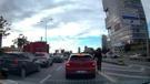 Kartal’da emniyet şeridine girmek için otomobilin plakasını söktüler