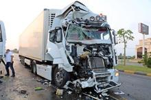 Son dakika... Rus turistleri taşıyan midibüse TIR çarptı Çok sayıda yaralı