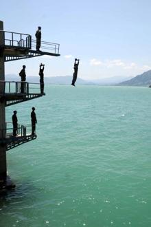 Elleri, ayakları ve gözleri bağlı suya atıldılar