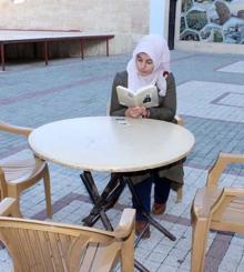 Kitap okuma etkinliğinde dikkat çeken görüntü