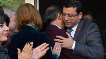 Devir teslim töreninde ortalık bir anda karıştı