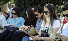 Öğrenciler sokakta kitap okudu