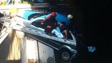 Kadın sürücü aracıyla birlikte havada asılı kaldı