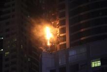 Alevler 79 katlı ünlü gökdeleni sardı, çığlıklar yükseldi