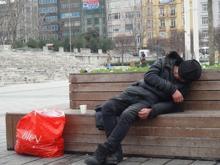 Bankta kendinden geçmiş bir halde yatıyordu  Yanına gidince…