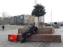 Bankta kendinden geçmiş bir halde yatıyordu  Yanına gidince…