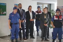 Kelepçeye alıştık