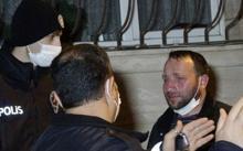 Kıskançlık krizi geçiren kadın, kocasını darp edip sokağa attı