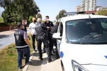 Adanada alkollü sürücü ve beraberindeki 4 kişiye Kovid-19  tedbirlerini ihlalden ceza yazıldı